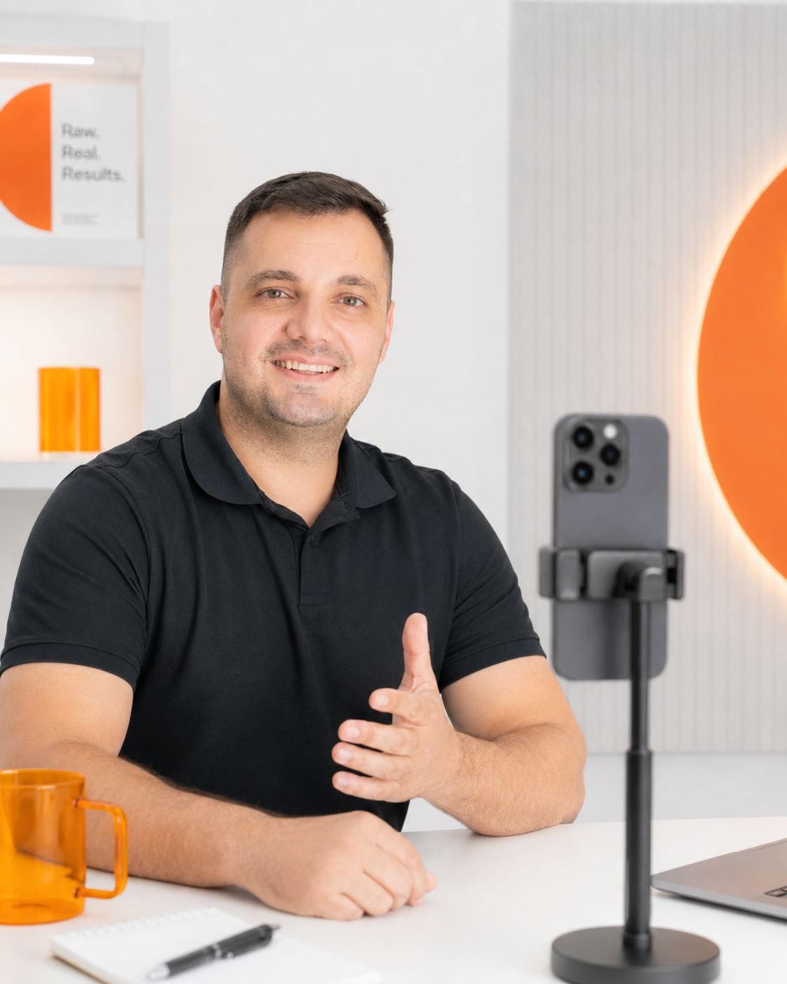 Haris snima video telefonom postavljenim na stoni stalak